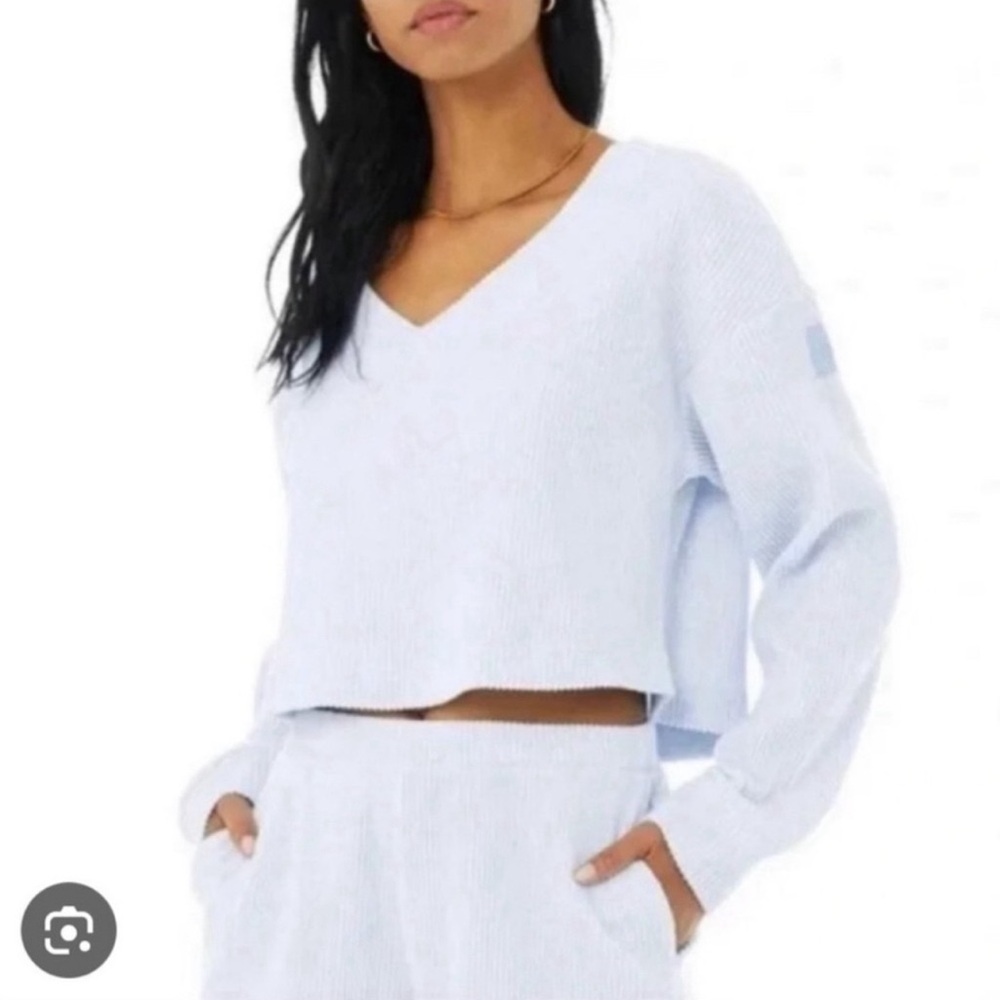 Alo Yoga Muse V-Neck sweater light blue